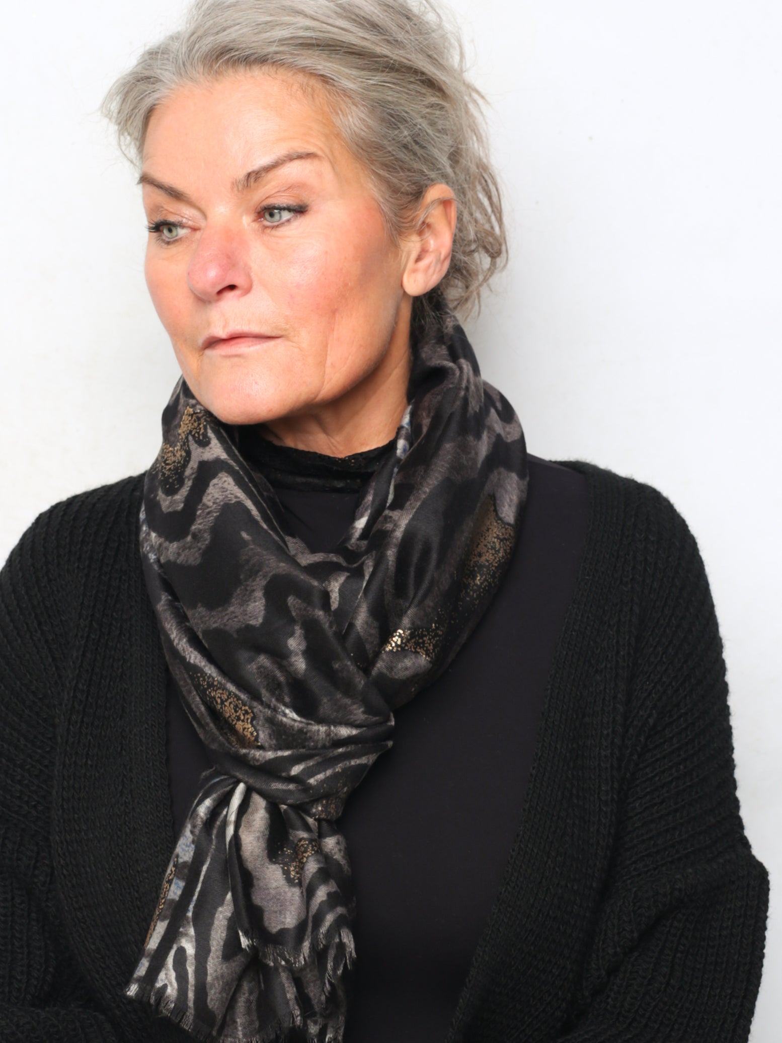 Leo scarf with gold