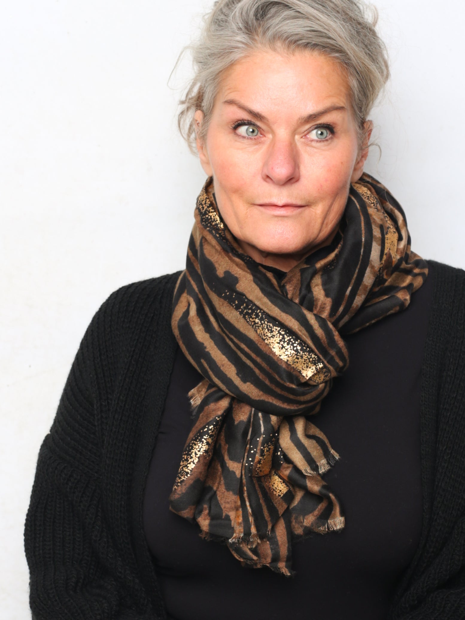 Leo scarf with gold