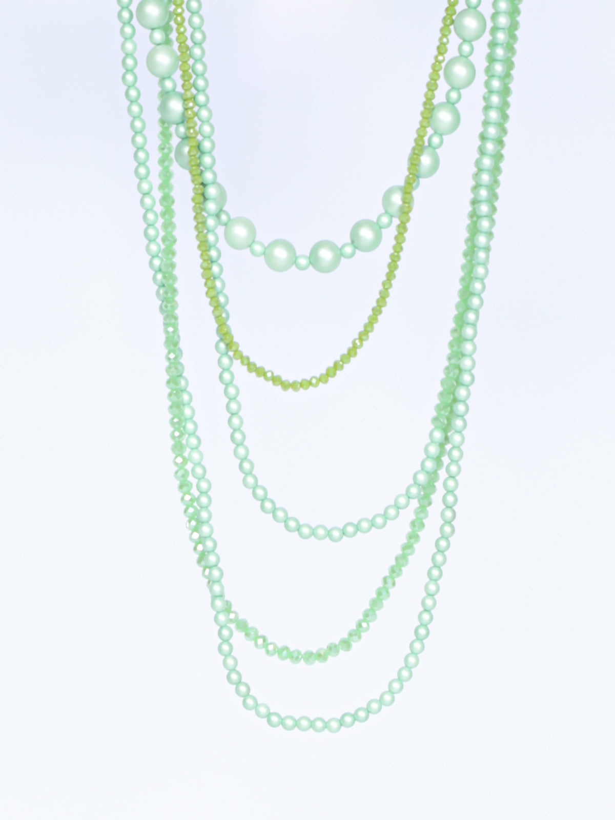 Necklace with pearls green