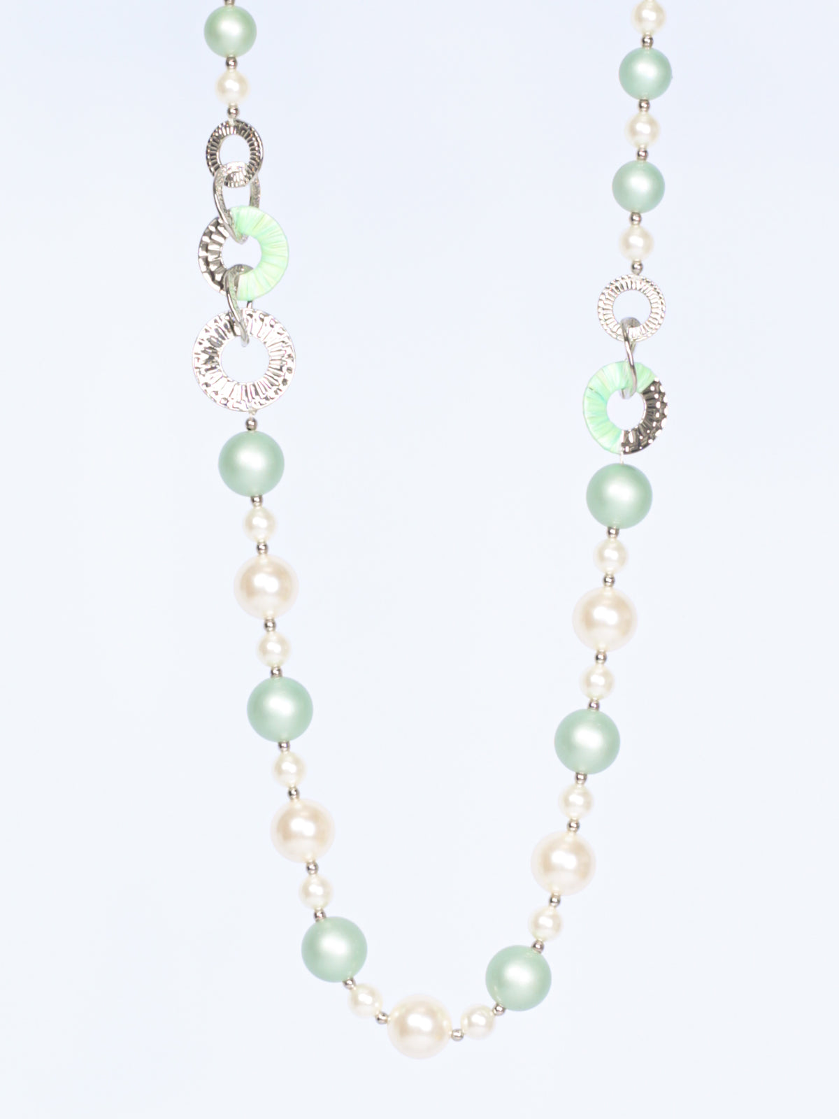 Necklace with round pendants and pearls