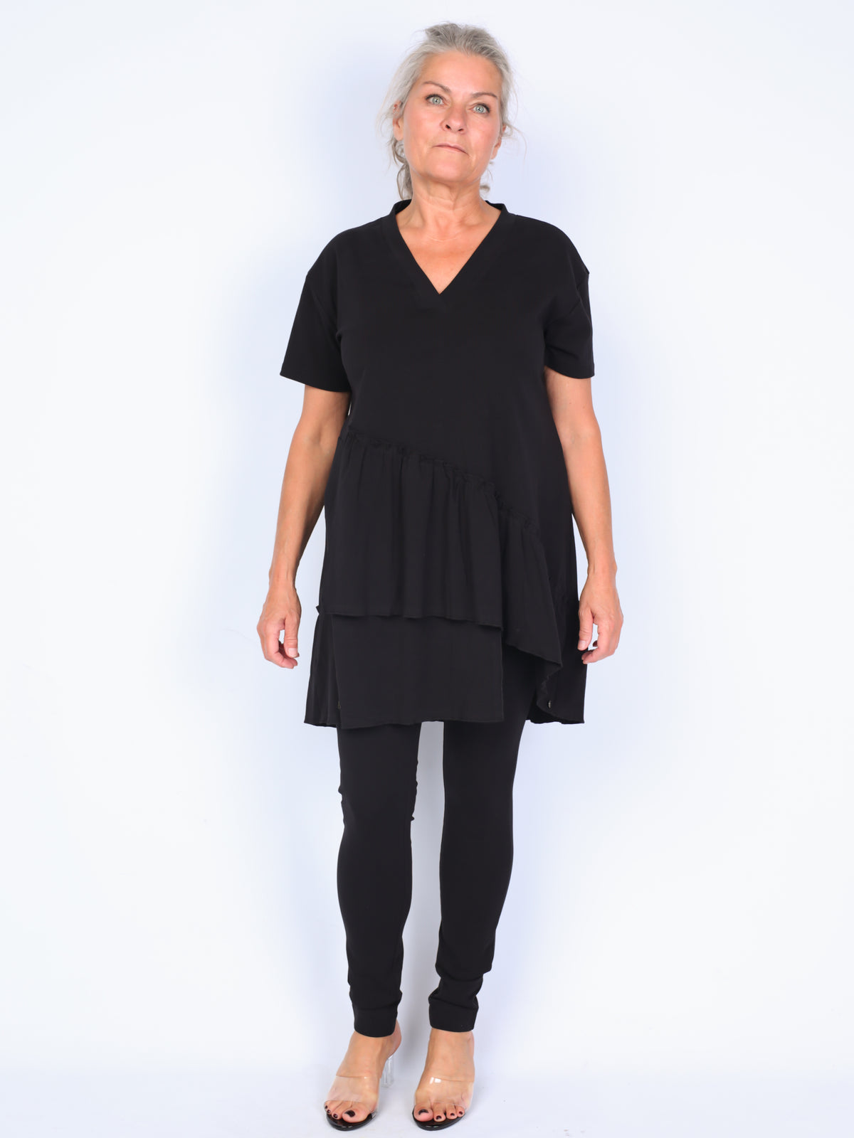 Que black T-shirt with frill