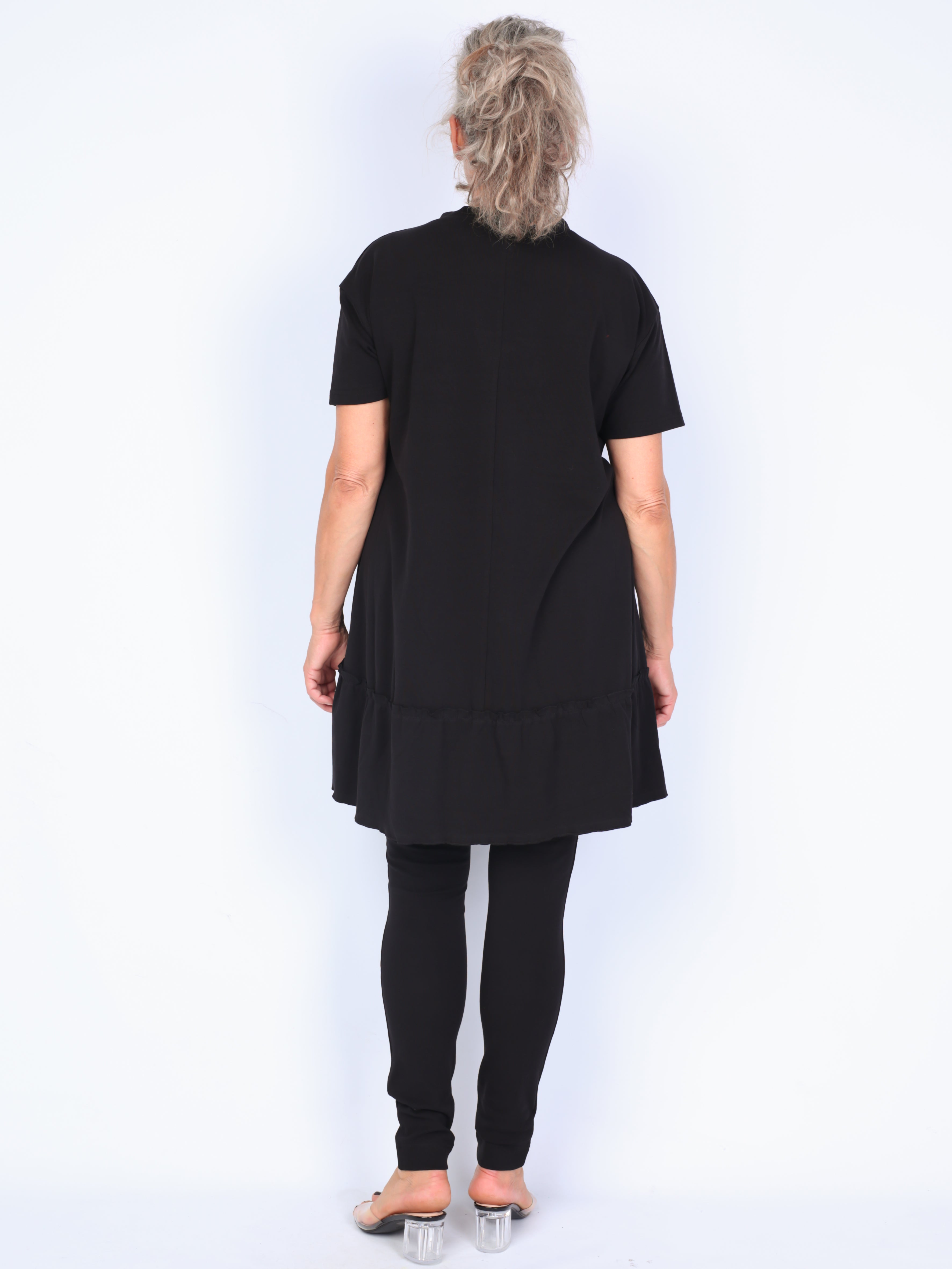 Que black T-shirt with frill