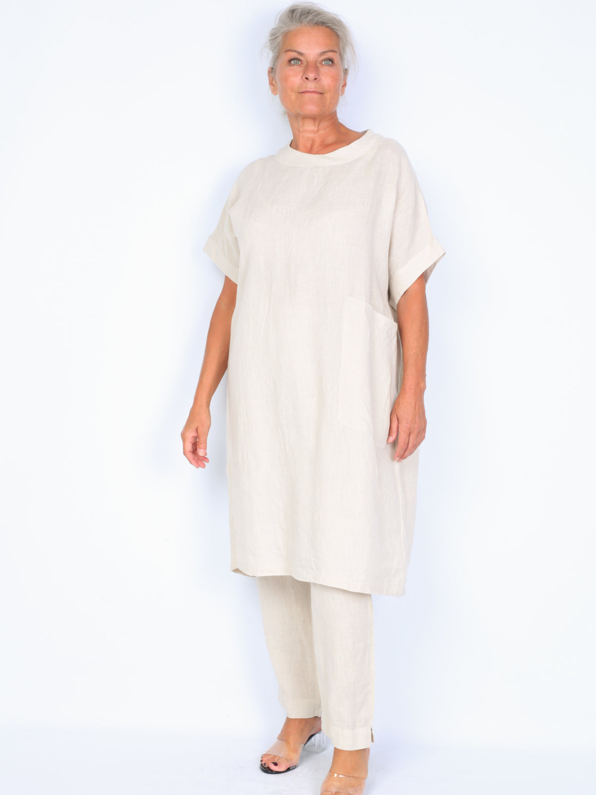 Some dress with round neck and pocket