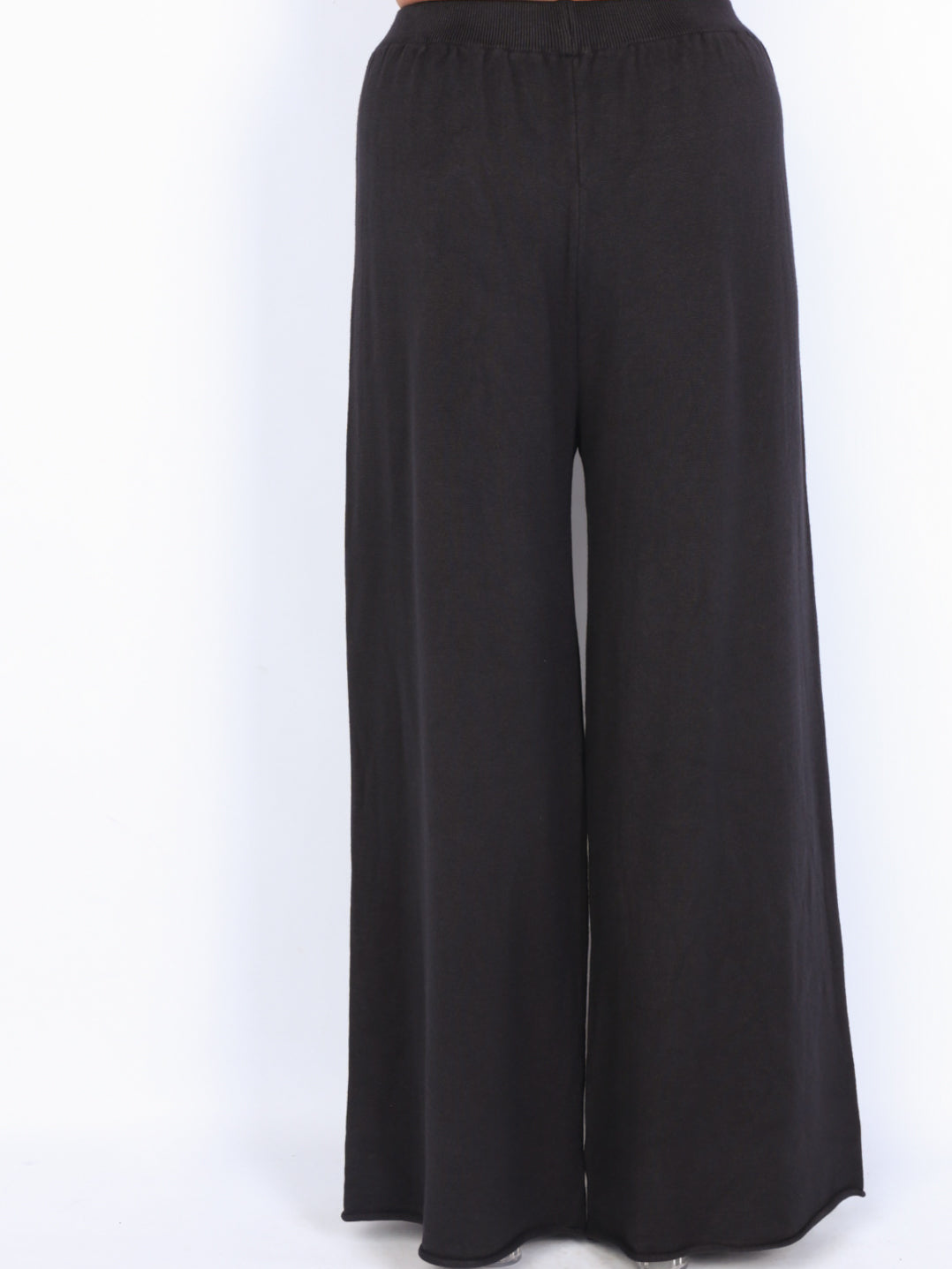 Knit trousers with width