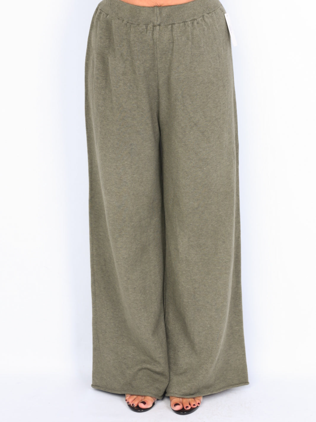 Knit trousers with width