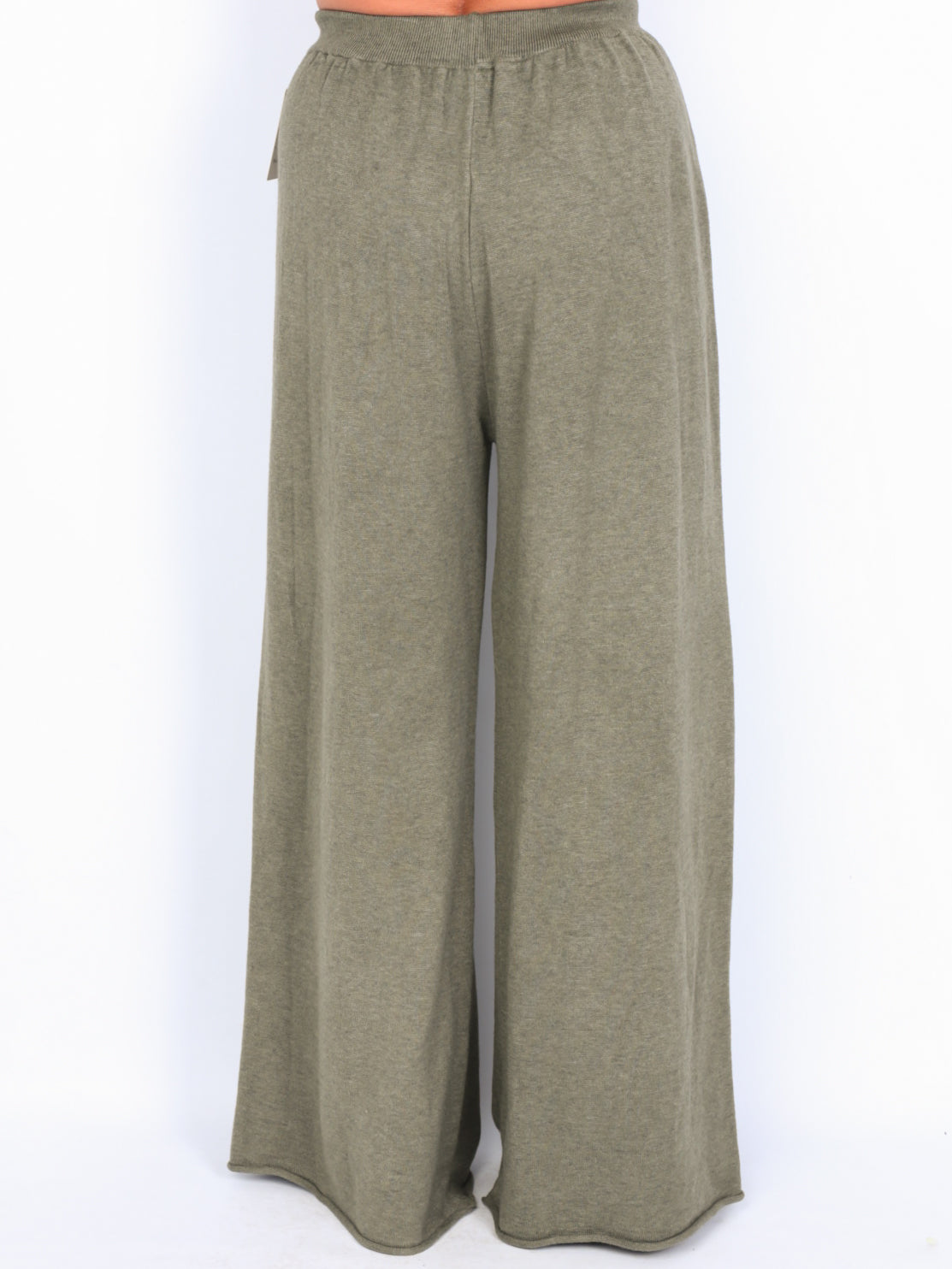 Knit trousers with width