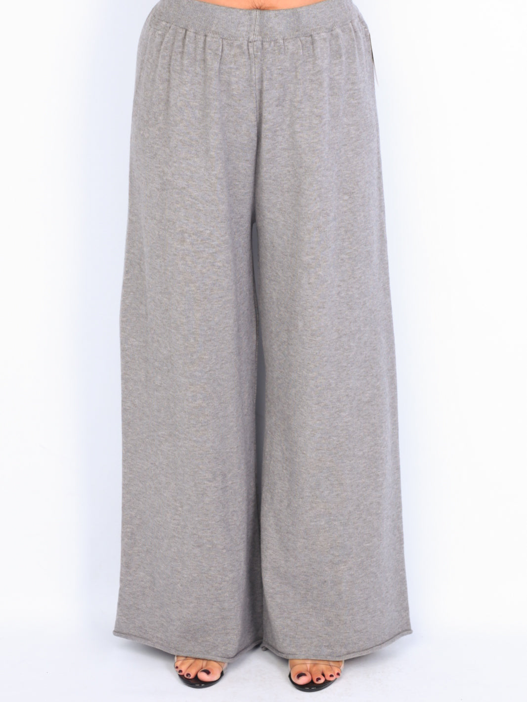 Knit trousers with width