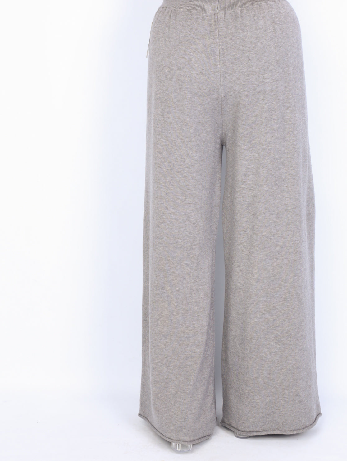 Knit trousers with width