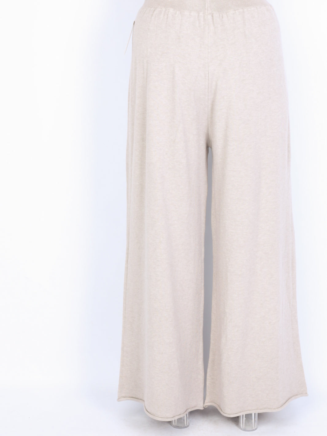 Knit trousers with width