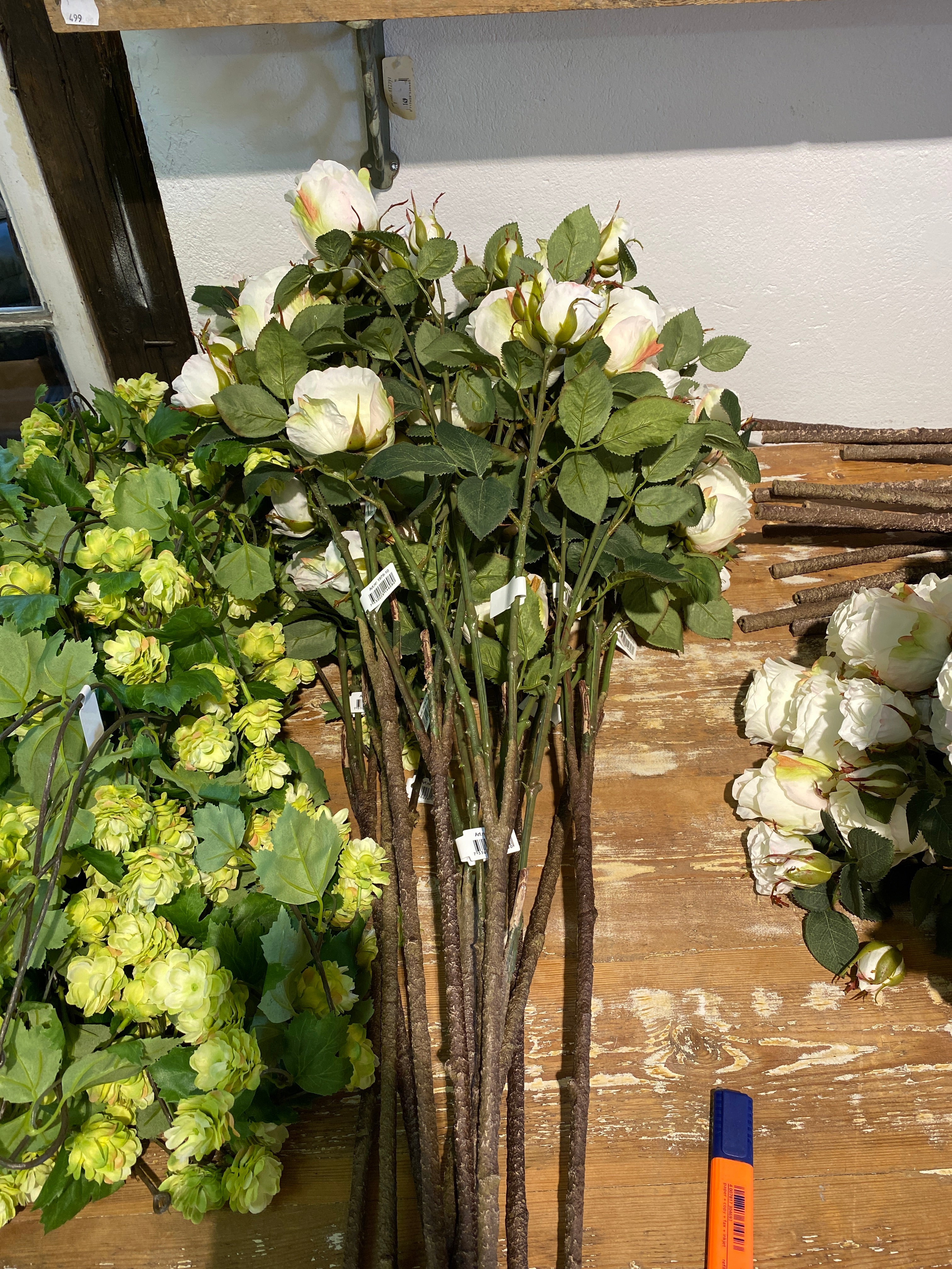 Long-stemmed roses white 100cm